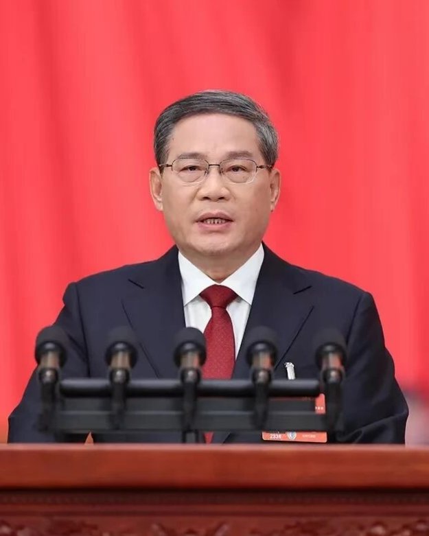  政府工作报告明确方向，房地产市场迈向稳定新阶段。 房产家居