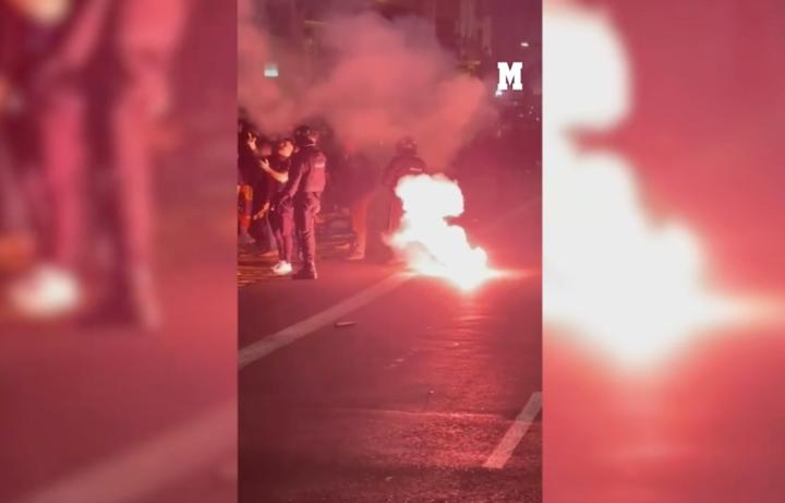  极端球迷再酿事端；马竞大巴车窗破碎，足球激情何去何从。 体育新闻 极端球迷再酿事端；马竞大巴车窗破碎，足球激情何去何从。 体育新闻 极端球迷再酿事端；马竞大巴车窗破碎，足球激情何去何从。 体育新闻 极端球迷再酿事端；马竞大巴车窗破碎，足球激情何去何从。 体育新闻 极端球迷再酿事端；马竞大巴车窗破碎，足球激情何去何从。 体育新闻