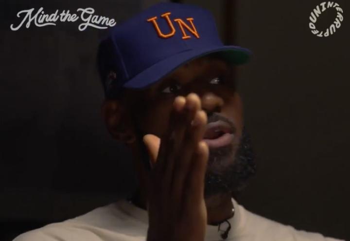 从常规赛到季后赛的心理落差;詹姆斯感慨判罚突变,球员内心需强大适应力。 情感心理