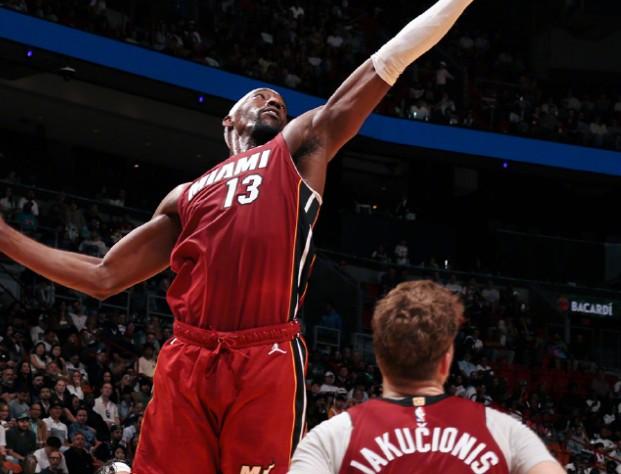  历史时刻诞生；阿德巴约罚球创纪录；热火轻松大胜奇才。 体育新闻 历史时刻诞生；阿德巴约罚球创纪录；热火轻松大胜奇才。 体育新闻