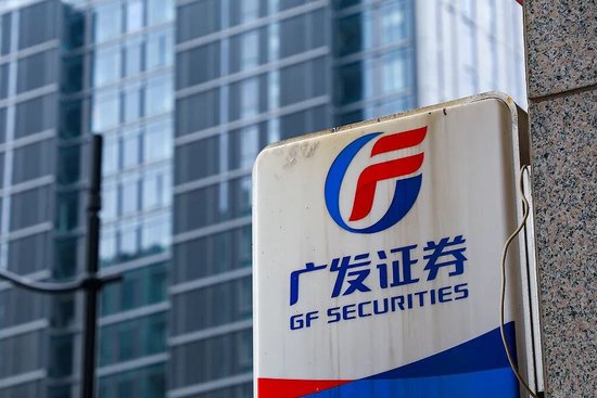  百亿老将告别时刻：基金净值背后的信任重塑与未来路径 情感心理