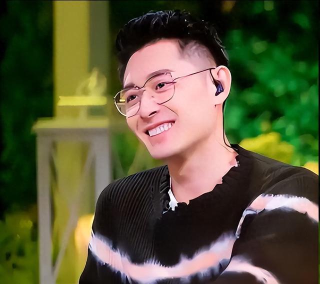  面对虚假喧嚣：如何在信息洪流中守住内心的笃定？ 情感心理