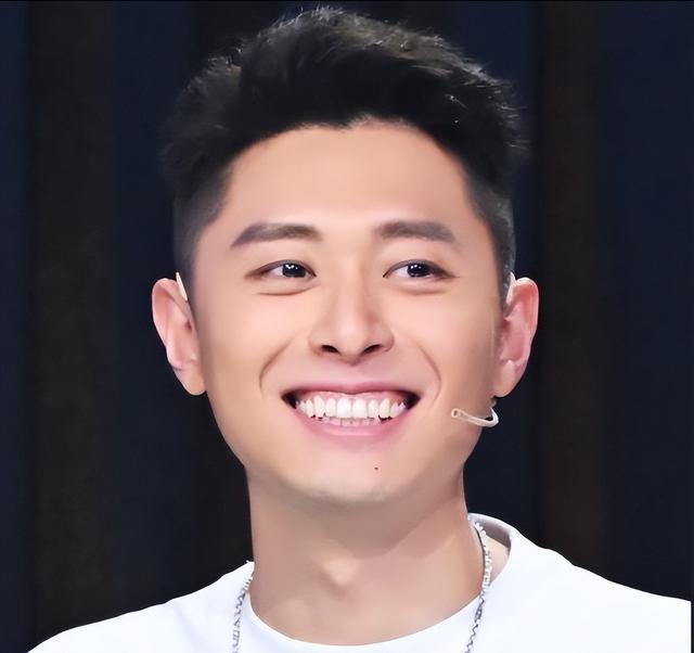  面对虚假喧嚣：如何在信息洪流中守住内心的笃定？ 情感心理