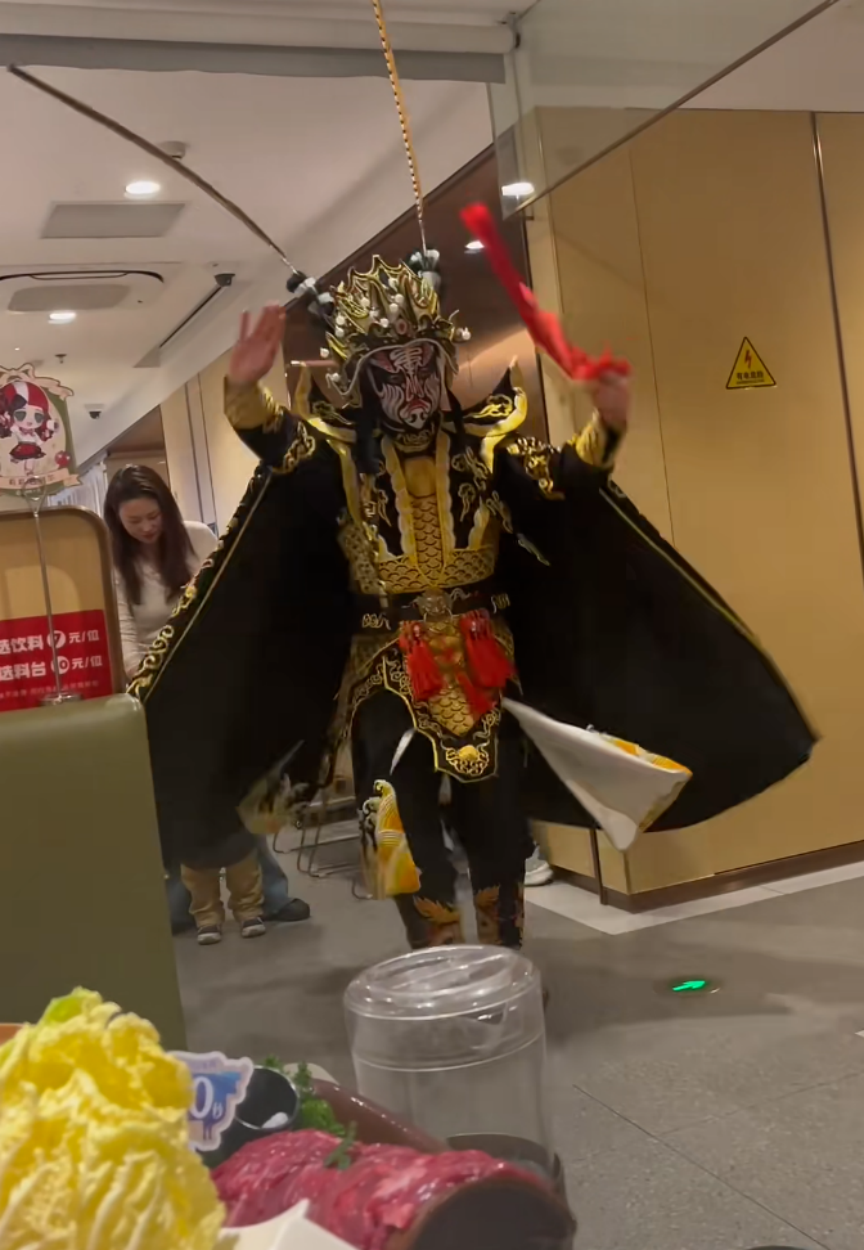  从“员工为本”到“成本转嫁”：解析海底捞服务模式的结构性危机 新闻