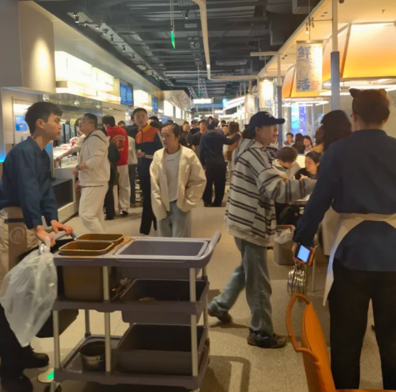  从“员工为本”到“成本转嫁”：解析海底捞服务模式的结构性危机 新闻